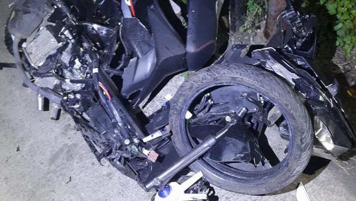 Kondisi motor yang ringsek usai terlibat kecelakaan beruntun di jalan Wates-Purworejo, Km 10, Dusun Kaligintung Kidul, Kalurahan Kaligintung, Kapanewon Temon, Kulon Progo, Selasa (19/3/2024).