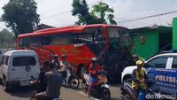 Bus Rem Blong Seruduk Truk, Motor Hingga Rumah Di Singosari Malang