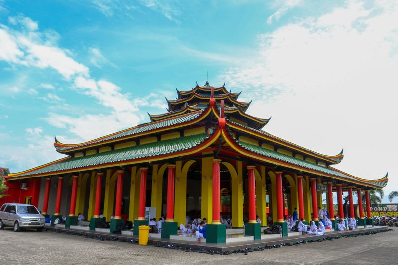 Sejumlah siswa belajar di Masjid Muhammad Cheng Hoo, Banyuwangi, Jawa Timur, Rabu (20/3/2024). Masjid yang memiliki arsitektur perpaduan antara Tionghoa dan Jawa tersebut selain menjadi simbol kerukunan antar etnis juga menjadi penunjang destinasi wisata di Banyuwangi. ANTARA FOTO/Budi Candra Setya/foc.
