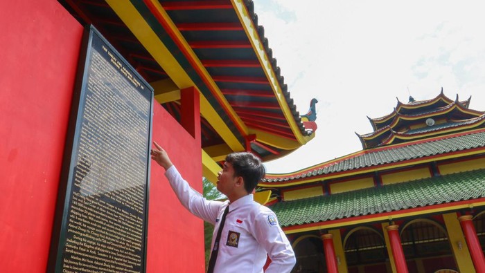 Sejumlah siswa belajar di Masjid Muhammad Cheng Hoo, Banyuwangi, Jawa Timur, Rabu (20/3/2024). Masjid yang memiliki arsitektur perpaduan antara Tionghoa dan Jawa tersebut selain menjadi simbol kerukunan antar etnis juga menjadi penunjang destinasi wisata di Banyuwangi. ANTARA FOTO/Budi Candra Setya/foc.