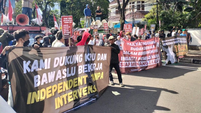 Kelompok massa lain datang ke depan KPU (Astrid Meishella/detikcom)