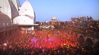 Penduduk desa Barsana dan Nandgaon memainkan Lathmar Holi di kuil Nandagram di desa Nandgoan, 115 kilometer (70 mil) selatan New Delhi, India, Selasa (19/3/2024).
