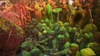 Banyak aktivitas seru yang biasa dilakukan untuk merayakan Lathmar Holi di India. Mulai dari menyanyikan lagu rohani hingga menari.