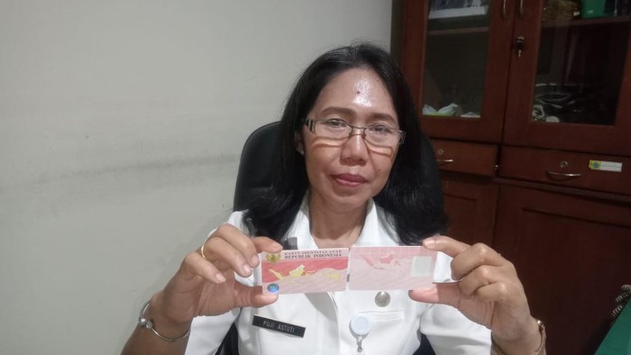 Kepala Bidang Pelayanan Pendaftaran Penduduk Disdukcapil Denpasar Ni Putu Puji Astuti (55) menunjukkan Kartu Identitas Anak (KIA). (Dok Disdukcapil Denpasar)