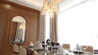 Begini potret ruang makan di rumah baru Luna Maya. Ruangannya masih didominasi panel kayu dan terkesan mewah dengan pemakaian lampu gantung ini. Foto: YouTube Luna Maya