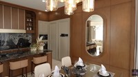 Ruang makan ini juga berdampingan dengan area dapur bersih di sisi kiri. Terlihat mungil, tapi rapi dan fungsional. Foto: YouTube Luna Maya