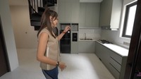 Begini penampakan dapur kotornya yang luas. Terlihat juga ada kompor, bak cuci piring, dan alat dapur lain yang siap digunakan. Foto: YouTube Luna Maya