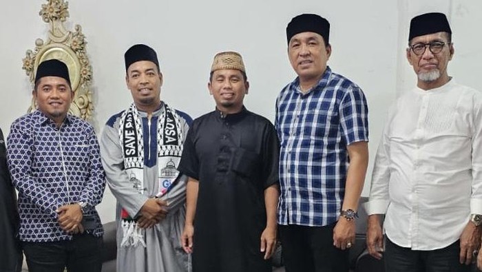 Ketua DPD PKS Parepare Samsir (pakai syal) menemui politisi NasDem Tasming Hamid (tengah).