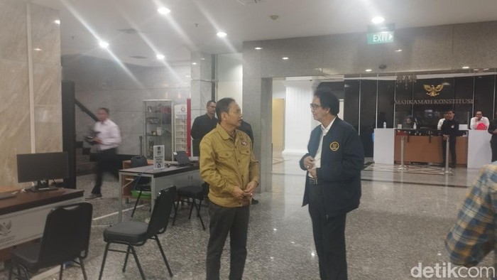 Ketua MK Suhartoyo (jaket cokelat) memantau persiapan pendaftaran PHPU (Brigitta Belia/detikcom)
