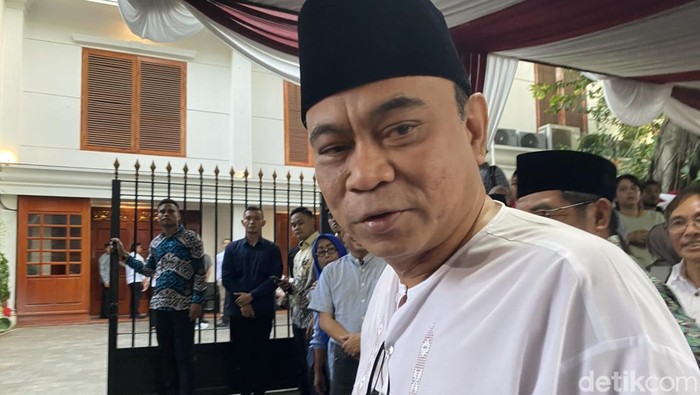 Ketum Projo Budi Arie Setiadi tiba di kediaman Prabowo Subianto di Jalan Kertanegara, Jakarta Selatan, menjelang pengumuman rekapitulasi oleh KPU (Firda/detikcom)