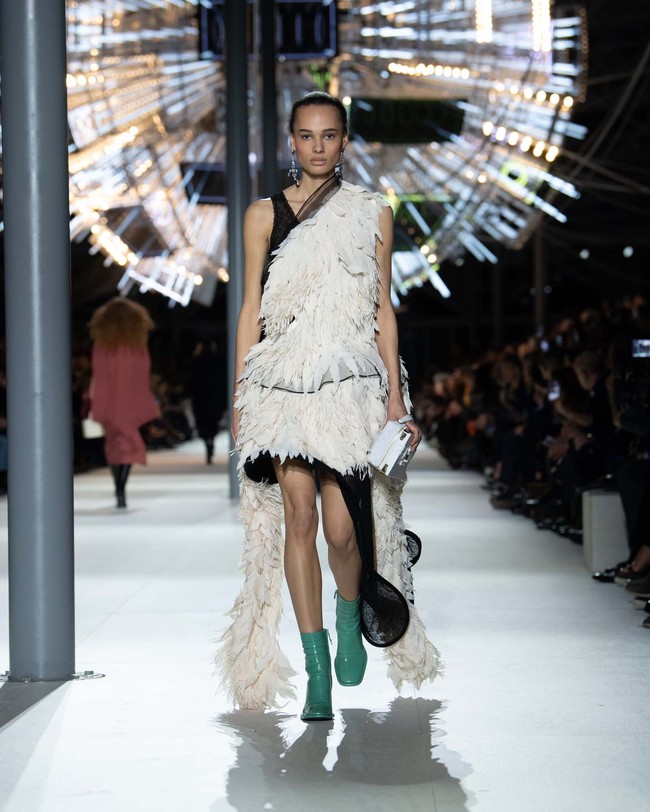 Inilah koleksi busana Louis Vuitton Fall/Winter 2024. Fashion show digelar di Cour Carrée, Louvre, Paris, tempat di mana Nicolas Ghesquière menampilkan koleksi perdananya untuk Louis Vuitton, 10 tahun yang lalu. Foto: Dok. Louis Vuitton.