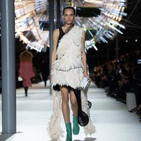 Inilah koleksi busana Louis Vuitton Fall/Winter 2024. Fashion show digelar di Cour Carrée, Louvre, Paris, tempat di mana Nicolas Ghesquière menampilkan koleksi perdananya untuk Louis Vuitton, 10 tahun yang lalu. Foto: Dok. Louis Vuitton.