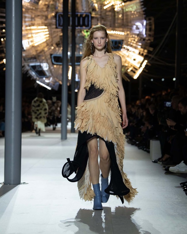 Inilah koleksi busana Louis Vuitton Fall/Winter 2024. Fashion show digelar di Cour Carrée, Louvre, Paris, tempat di mana Nicolas Ghesquière menampilkan koleksi perdananya untuk Louis Vuitton, 10 tahun yang lalu. Foto: Dok. Louis Vuitton.