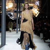 Inilah koleksi busana Louis Vuitton Fall/Winter 2024. Fashion show digelar di Cour Carrée, Louvre, Paris, tempat di mana Nicolas Ghesquière menampilkan koleksi perdananya untuk Louis Vuitton, 10 tahun yang lalu. Foto: Dok. Louis Vuitton.