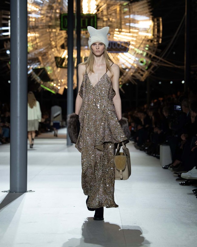 Inilah koleksi busana Louis Vuitton Fall/Winter 2024. Fashion show digelar di Cour Carrée, Louvre, Paris, tempat di mana Nicolas Ghesquière menampilkan koleksi perdananya untuk Louis Vuitton, 10 tahun yang lalu. Foto: Dok. Louis Vuitton.