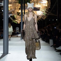 Inilah koleksi busana Louis Vuitton Fall/Winter 2024. Fashion show digelar di Cour Carrée, Louvre, Paris, tempat di mana Nicolas Ghesquière menampilkan koleksi perdananya untuk Louis Vuitton, 10 tahun yang lalu. Foto: Dok. Louis Vuitton.