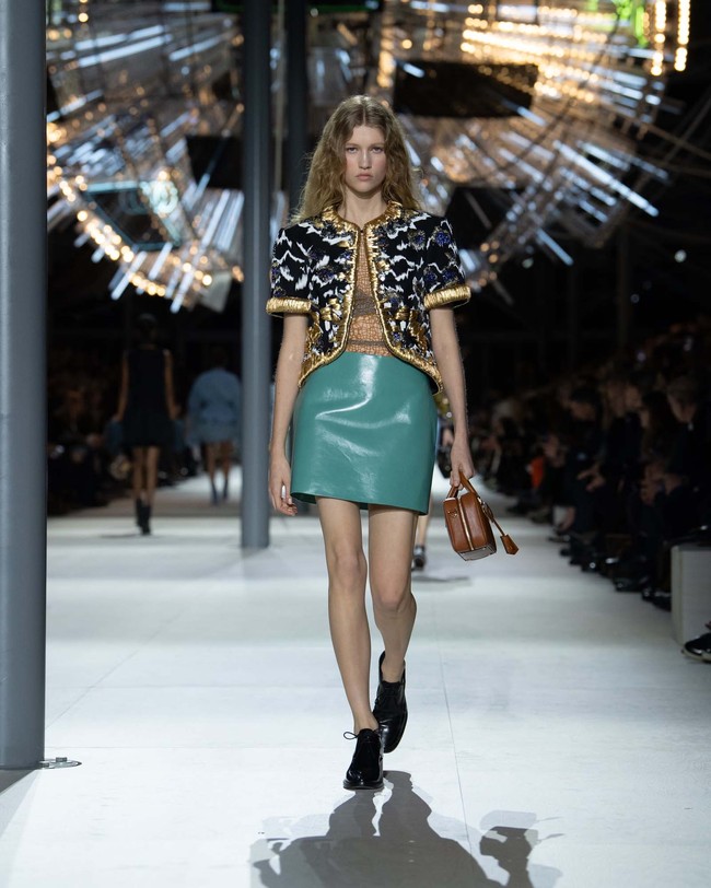 Inilah koleksi busana Louis Vuitton Fall/Winter 2024. Fashion show digelar di Cour Carrée, Louvre, Paris, tempat di mana Nicolas Ghesquière menampilkan koleksi perdananya untuk Louis Vuitton, 10 tahun yang lalu. Foto: Dok. Louis Vuitton.