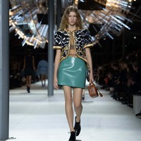 Inilah koleksi busana Louis Vuitton Fall/Winter 2024. Fashion show digelar di Cour Carrée, Louvre, Paris, tempat di mana Nicolas Ghesquière menampilkan koleksi perdananya untuk Louis Vuitton, 10 tahun yang lalu. Foto: Dok. Louis Vuitton.