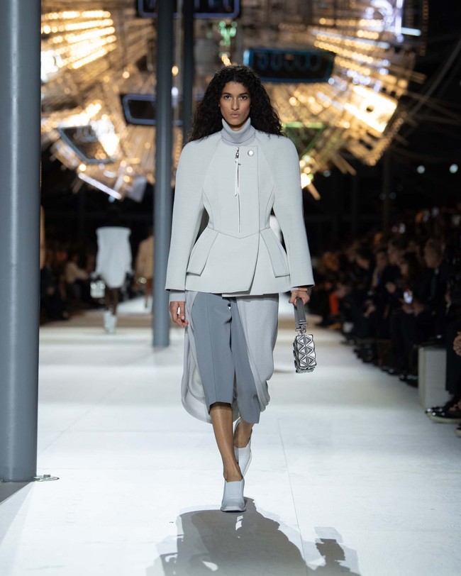 Inilah koleksi busana Louis Vuitton Fall/Winter 2024. Fashion show digelar di Cour Carrée, Louvre, Paris, tempat di mana Nicolas Ghesquière menampilkan koleksi perdananya untuk Louis Vuitton, 10 tahun yang lalu. Foto: Dok. Louis Vuitton.