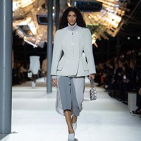 Inilah koleksi busana Louis Vuitton Fall/Winter 2024. Fashion show digelar di Cour Carrée, Louvre, Paris, tempat di mana Nicolas Ghesquière menampilkan koleksi perdananya untuk Louis Vuitton, 10 tahun yang lalu. Foto: Dok. Louis Vuitton.