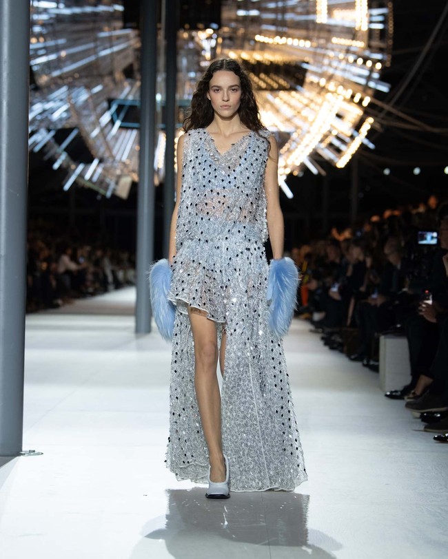 Inilah koleksi busana Louis Vuitton Fall/Winter 2024. Fashion show digelar di Cour Carrée, Louvre, Paris, tempat di mana Nicolas Ghesquière menampilkan koleksi perdananya untuk Louis Vuitton, 10 tahun yang lalu. Foto: Dok. Louis Vuitton.