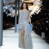 Inilah koleksi busana Louis Vuitton Fall/Winter 2024. Fashion show digelar di Cour Carrée, Louvre, Paris, tempat di mana Nicolas Ghesquière menampilkan koleksi perdananya untuk Louis Vuitton, 10 tahun yang lalu. Foto: Dok. Louis Vuitton.