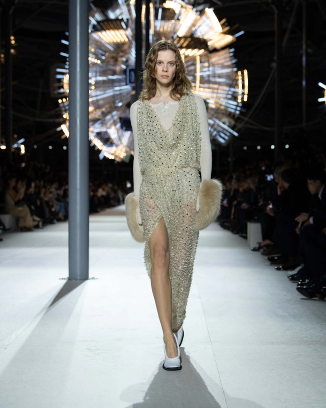 Inilah koleksi busana Louis Vuitton Fall/Winter 2024. Fashion show digelar di Cour Carrée, Louvre, Paris, tempat di mana Nicolas Ghesquière menampilkan koleksi perdananya untuk Louis Vuitton, 10 tahun yang lalu. Foto: Dok. Louis Vuitton.