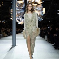 Inilah koleksi busana Louis Vuitton Fall/Winter 2024. Fashion show digelar di Cour Carrée, Louvre, Paris, tempat di mana Nicolas Ghesquière menampilkan koleksi perdananya untuk Louis Vuitton, 10 tahun yang lalu. Foto: Dok. Louis Vuitton.