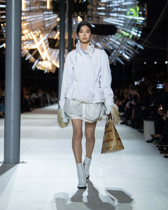 Inilah koleksi busana Louis Vuitton Fall/Winter 2024. Fashion show digelar di Cour Carrée, Louvre, Paris, tempat di mana Nicolas Ghesquière menampilkan koleksi perdananya untuk Louis Vuitton, 10 tahun yang lalu. Foto: Dok. Louis Vuitton.