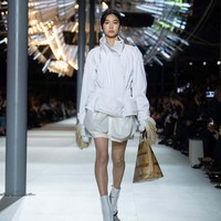 Inilah koleksi busana Louis Vuitton Fall/Winter 2024. Fashion show digelar di Cour Carrée, Louvre, Paris, tempat di mana Nicolas Ghesquière menampilkan koleksi perdananya untuk Louis Vuitton, 10 tahun yang lalu. Foto: Dok. Louis Vuitton.