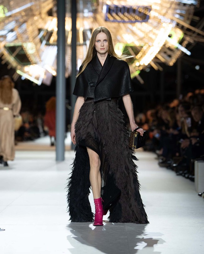 Inilah koleksi busana Louis Vuitton Fall/Winter 2024. Fashion show digelar di Cour Carrée, Louvre, Paris, tempat di mana Nicolas Ghesquière menampilkan koleksi perdananya untuk Louis Vuitton, 10 tahun yang lalu. Foto: Dok. Louis Vuitton.