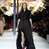 Inilah koleksi busana Louis Vuitton Fall/Winter 2024. Fashion show digelar di Cour Carrée, Louvre, Paris, tempat di mana Nicolas Ghesquière menampilkan koleksi perdananya untuk Louis Vuitton, 10 tahun yang lalu. Foto: Dok. Louis Vuitton.