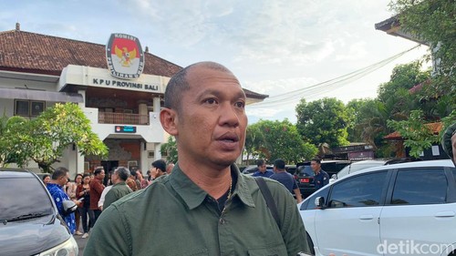 Komisioner KPU Bali I Gede John Darmawan di kantor KPU Bali, Denpasar, Rabu (20/3/2024). (Rizki Setyo Samudro/detikBali)
