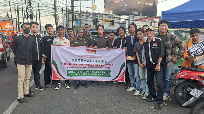 Korpus Bemnus Muksin Mahu menggelar bagi-bagi takjil di Jatiwaringin, Bekasi, Jawa Barat (Jabar), Rabu (20/3/2024).