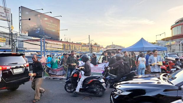 Korpus Bemnus Muksin Mahu menggelar bagi-bagi takjil di Jatiwaringin, Bekasi, Jawa Barat (Jabar), Rabu (20/3/2024).