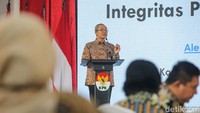 Wakil Ketua KPK Alexander Marwata mengatakan harus ada aturan yang mengatur terkait penyaluran bansos di momen pemilihan umum. KPK, kata Alex, berharap ada peraturan daerah yang memuat aturan larangan penyaluran bansos jelang dua hingga tiga bulan Pilkada 2024.  
