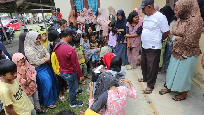 Lagi-lagi Pengungsi Rohingya Mendarat di Aceh Barat Warga membonceng pengungsi Rohingya dengan becak motor untuk ditempatkan di kantor Kecamatan Samatiga, Aceh Barat, Aceh, Rabu (20/3/2024). Sebanyak enam orang pengungsi Rohingya yang terdiri dua laki-laki dan empat perempuan tersebut diselamatkan nelayan Desa Kuala Bubon setelah kapal mereka terbalik sekitar 15 mil di perairan Samudra Hindia, sedangkan puluhan pengungsi Rohingya lainnya masih berada di perairan. ANTARA FOTO/Syifa Yulinnas/nym.