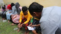 Dilaporkan puluhan pengungsi Rohingya lainnya masih berada di perairan.