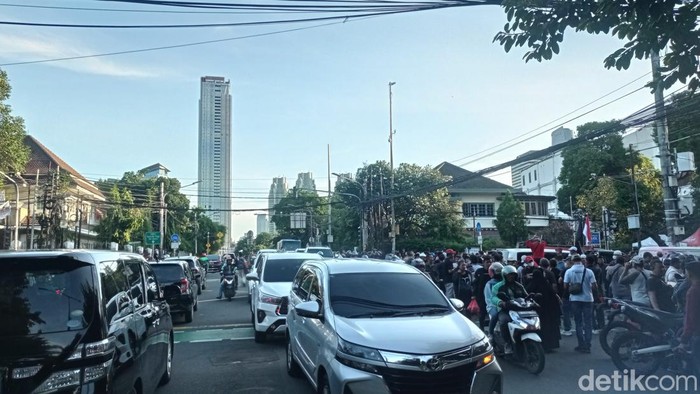 Lalin sekitar gedung KPU macet menjelang pengumuman hasil Pilpres, 20 Maret 2024 (Taufiq S/detikcom)