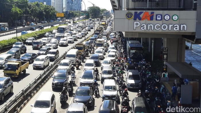 Lalu lintas di Jalan Gatot Subroto macet. (Annisa/detikcom)