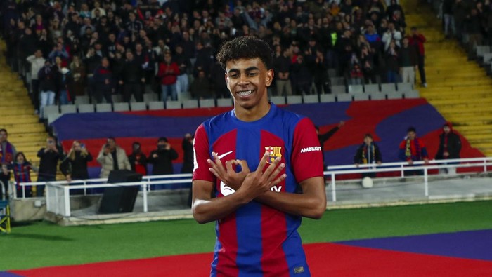 Barcelonas Lamine Yamal celebrates after scoring his sides opening goal during a Spanish La Liga soccer match between Barcelona and Mallorca at the Olimpic Lluis Companys stadium in Barcelona, Spain, Friday, March 8, 2024. (AP Photo/Joan Monfort)