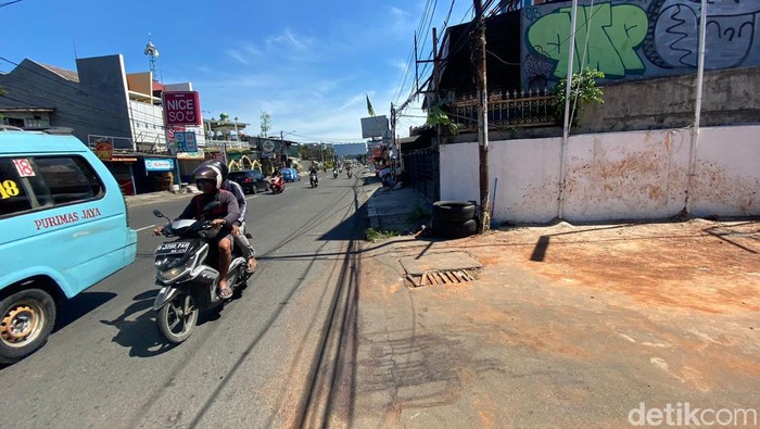 Lokasi tabrakan maut yang melibatkan pemotor pria paruh baya dengan remaja bonceng 4 di Jl Jatiwaringin, Bekasi