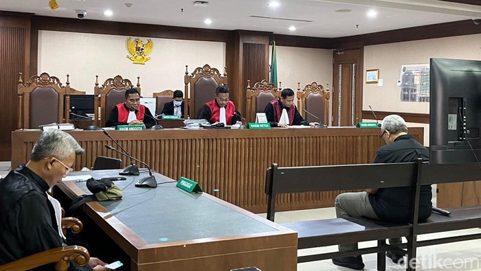 Mantan pejabat pembuat komitmen (PPK) Pusat Administrasi Keuangan dan Pengelolaan Aset Sekretariat Jenderal Kemendagri, Dudy Jocom divonis 4 tahun penjara di kasus proyek IPDN (Mulia/detikcom)