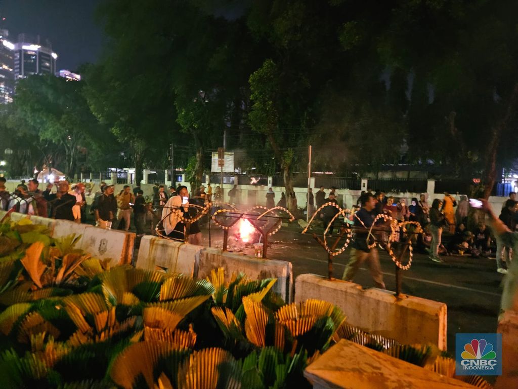 Masa demo masa ramai menjelang pengumuman pemilu 2024 ini di samping Kantor KPU, Jalan Imam Bonjol, Kecamatan Menteng, Jakarta Pusat, Rabu (20/3/2024). (CNBC Indonesia/Emir Yanwardhana)