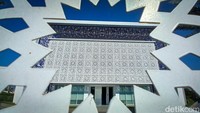 Arsitektur masjid An Noor mengusung konsep minimalis dan modern.