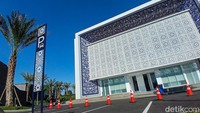 Masjid ini memiliki warna bangunan yang khas yakni berwarna biru serta desain interior yang cukup sederhana.