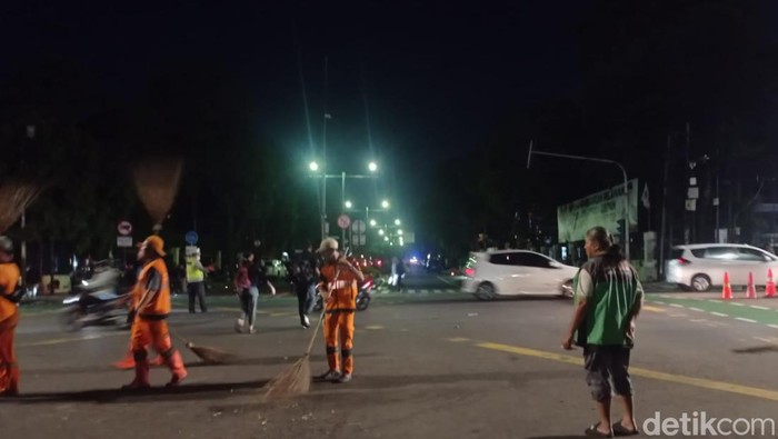 Massa demo bubar, lalu lintas sekitar KPU sudah mulai dibuka kembali.