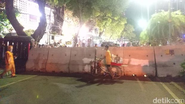 Massa demo bubar, lalu lintas sekitar KPU sudah mulai dibuka kembali.
