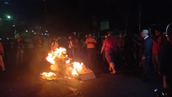 Massa demo di depan KPU bakar ban