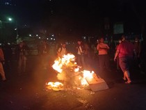 Rekapitulasi Pilpres 2024 38 Provinsi Selesai, Massa di Depan KPU Bakar Ban